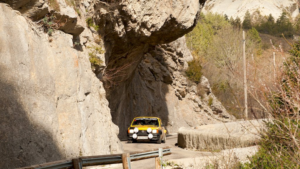 Per Vilslev og Erik Andersen er kommet i højderne med den gule Opel Kadett GTE
(Foto: rallypics.dk)